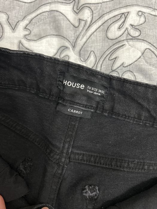 черные темные джинсы