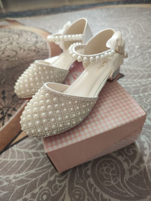 Продам нарядные туфли 35 размер