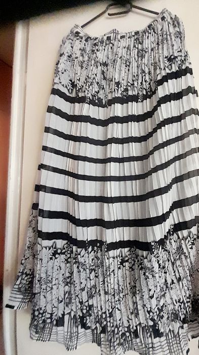 Fustă, ocazie plisata..mătase alb,negru captusita 44-46.