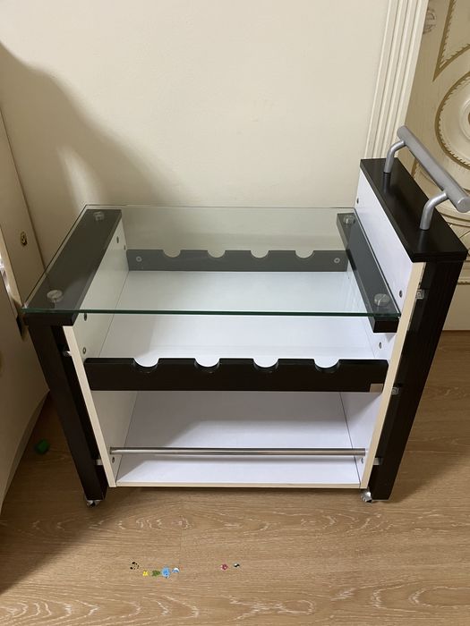 Сервировочный столик на колесах