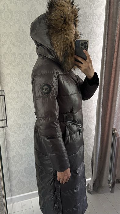 Очень теплый пуховик с глубоким капюшоном