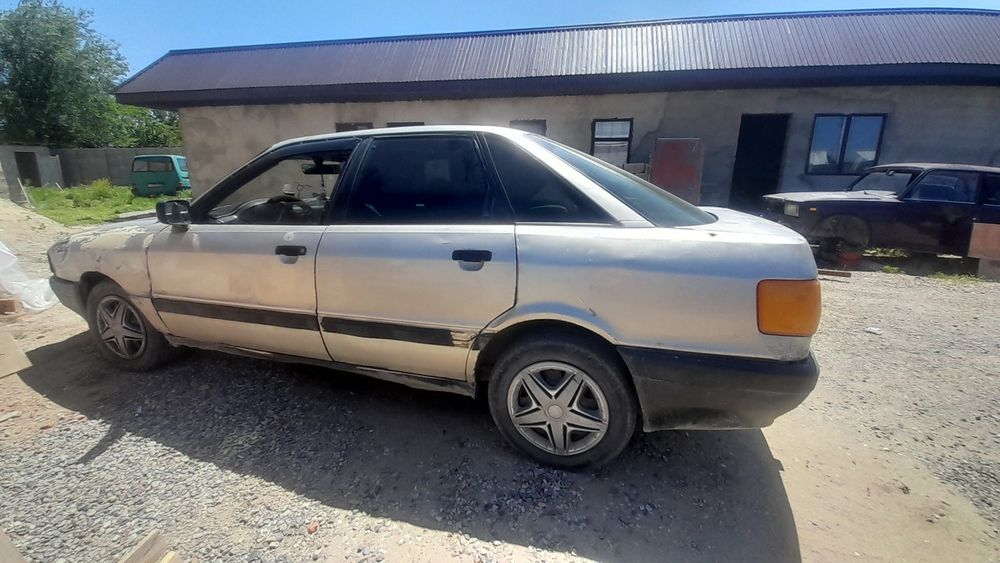 Автомобиль Audi 80.
