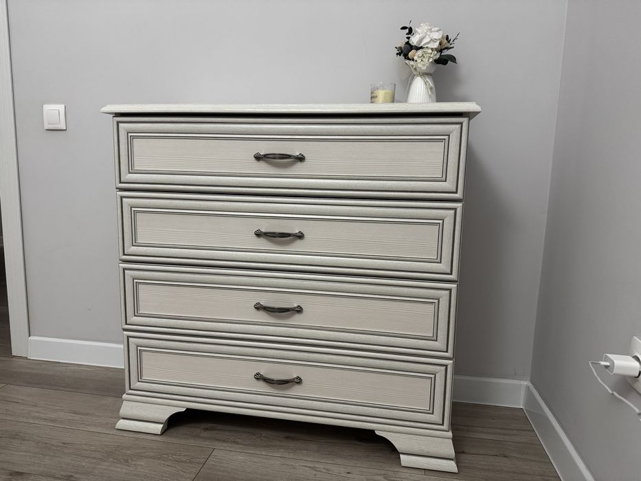 Продам комод и прикроватные тумбы