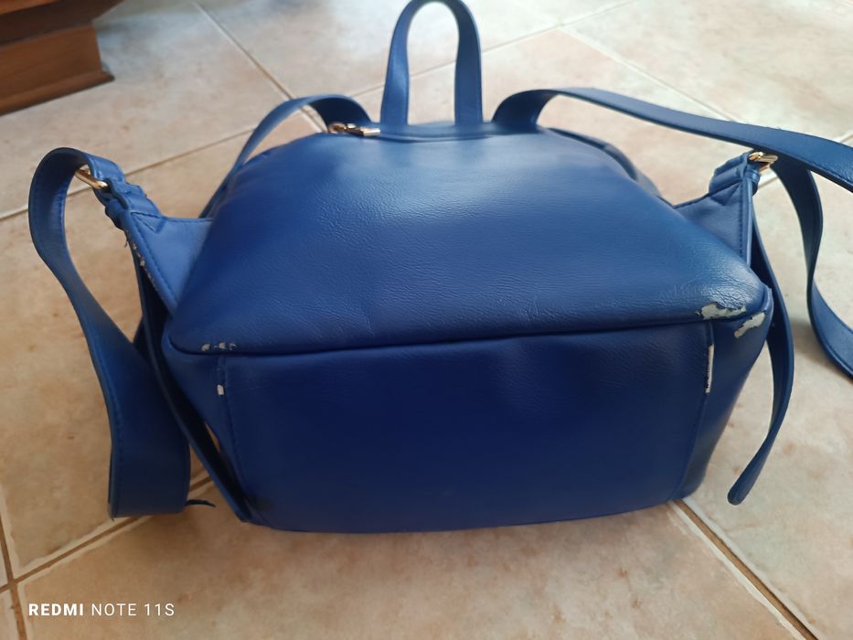 Дамска синя раница носена е с нормални следи от употреба