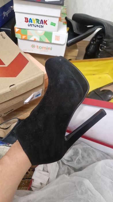 Продаю ботильоны замша