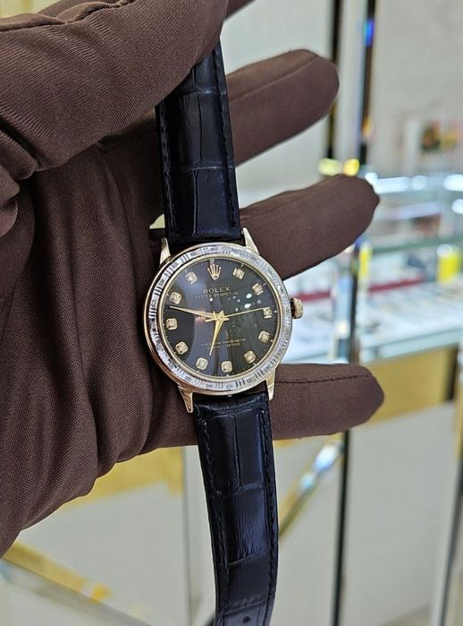 Продам Элегантные женские золотые часы с бриллиантами.