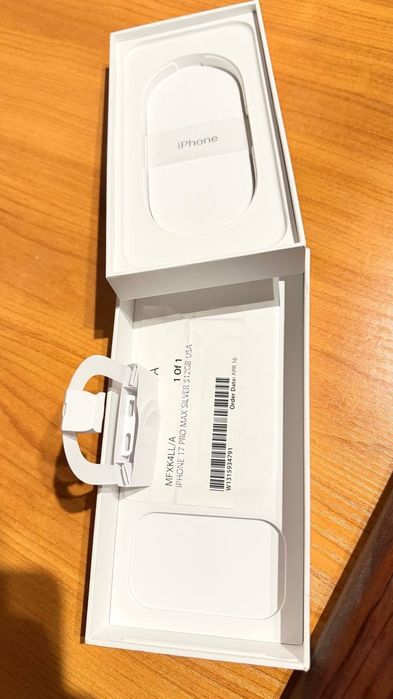 iPhone 17 Pro Max Silver 512gb(e-sim) сотилади.