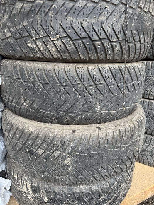 Продам шины два комплекта на хайлюкм