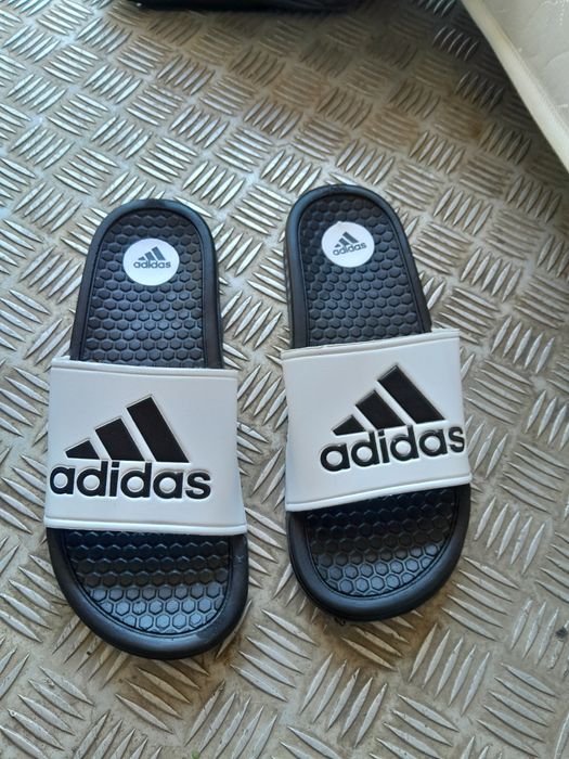 Vând papuci adidas,noi, toate marimile pret 50 lei