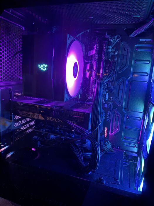 Vand pc gaming pe piese