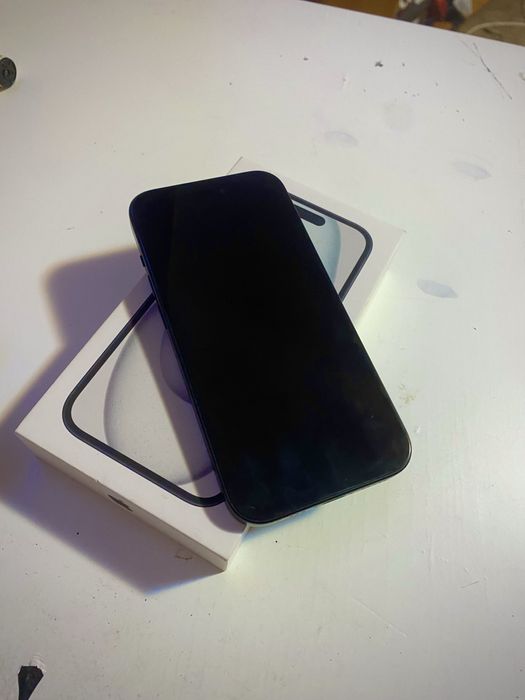 Vand iPhone 15 stare foarte buna