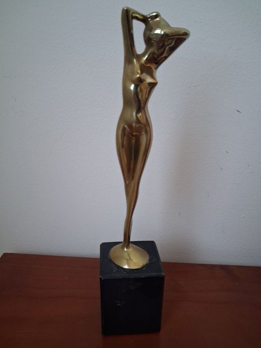 Две статуетки  бик  бронз и  гола фигура месинг