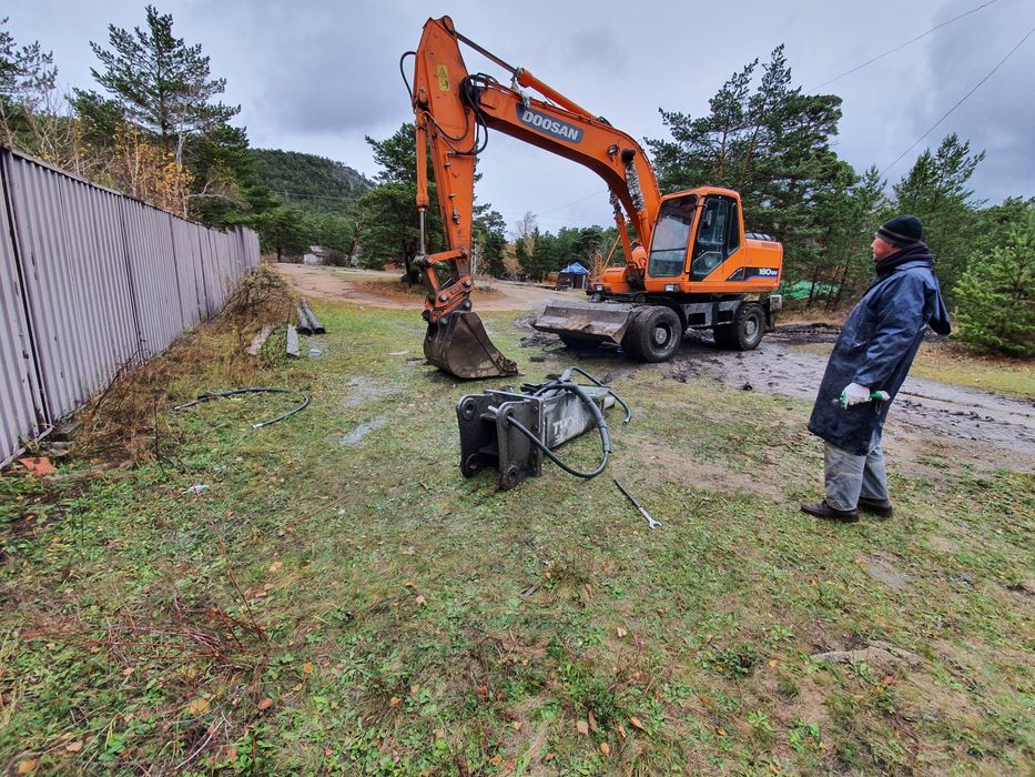 Эксковатор с гидромолотом
