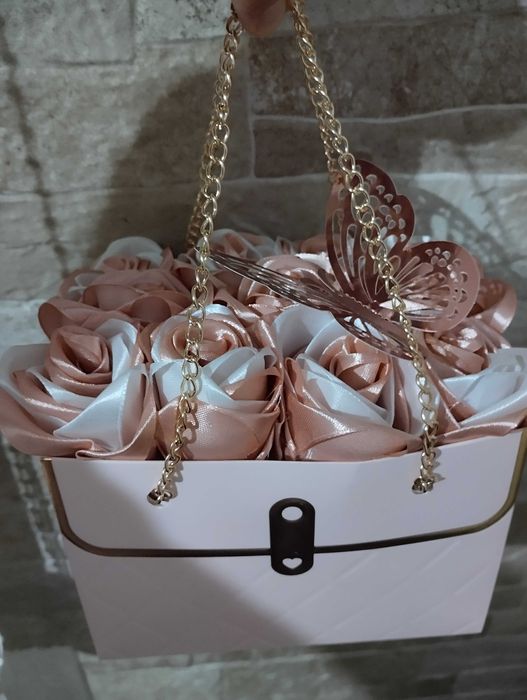 Аранжировка с цветя