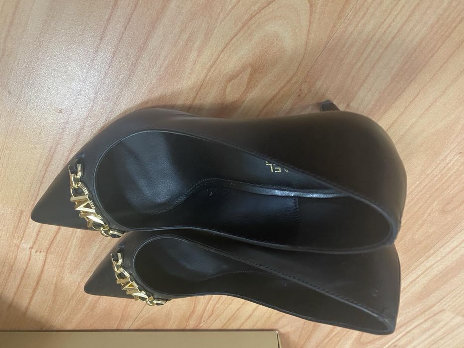 Черни обувки на висок ток