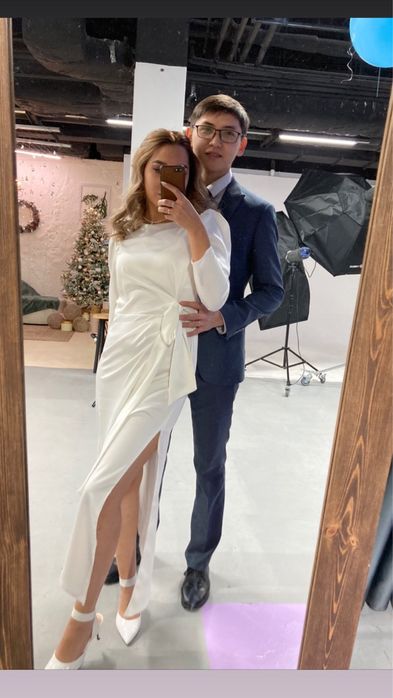 Вечернее Платье с вырезом белого цвета