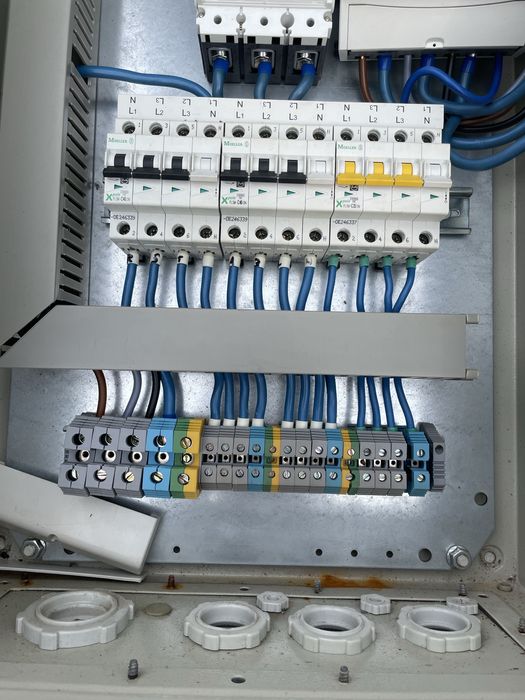 Tablou electric trifazic echipat complet – stare foarte bună