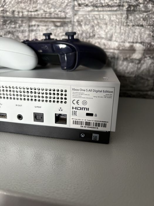 X Box one S Digital , два джойстика