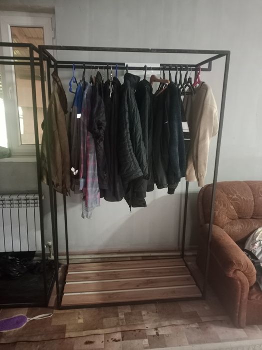 Стильная вешалка для одежды