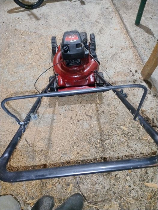 Mașină de tuns gazon MTD – motor Briggs & Stratton