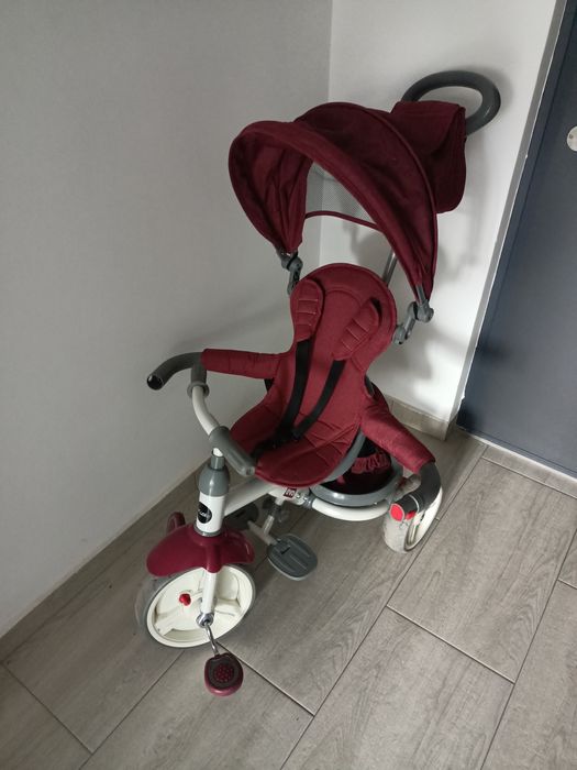 Tricicleta cu scaun rotativ si gentuta Coccolle Evo, Visiniu