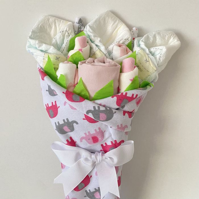 Buchet de flori din hainute si scutece  cadou nou născut