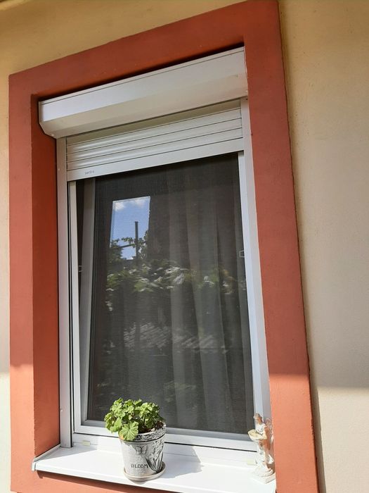 Vand ușă termopan aibă 1300×2300 și geam termopan cu rulou aplicat.