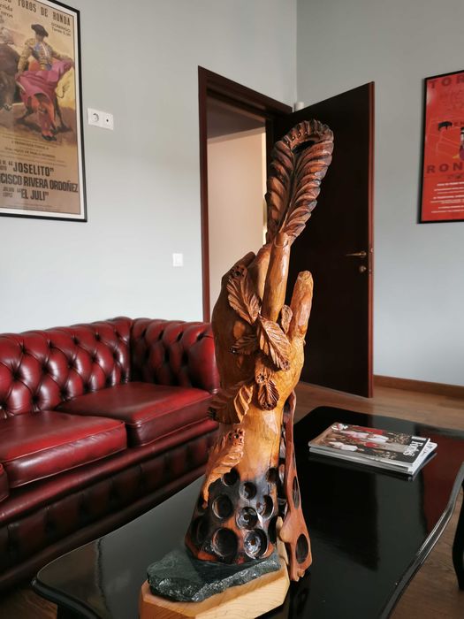 ,, Inspirația" sculptură în lemn. Artist contemporan