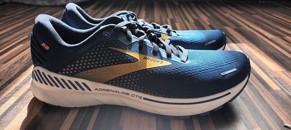 Adidasi Brooks și puma