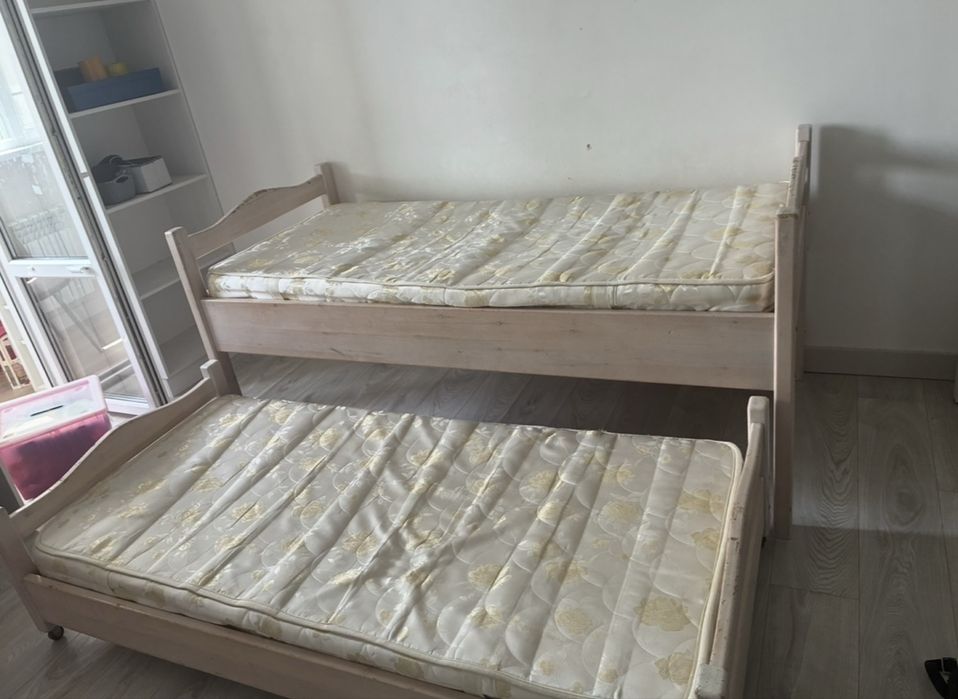 Деревянные кровати с матрасами