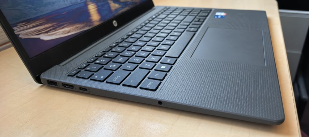 Laptop HP 15__i5 1334U gen 13_8GB DDR4_512GB SSD__NOU 10/10_Model 2025