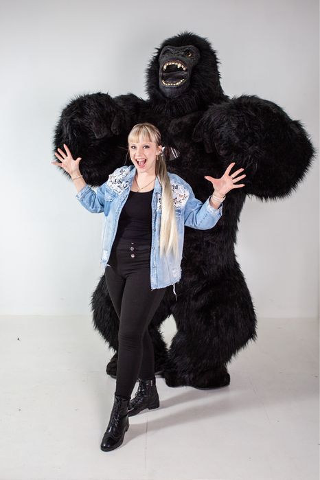 Поздравление от куклы-гиганта!