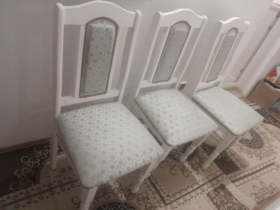 Продам белые деревянные стулья