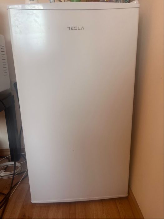 Продавам мини хладилник Tesla RS0903M1
