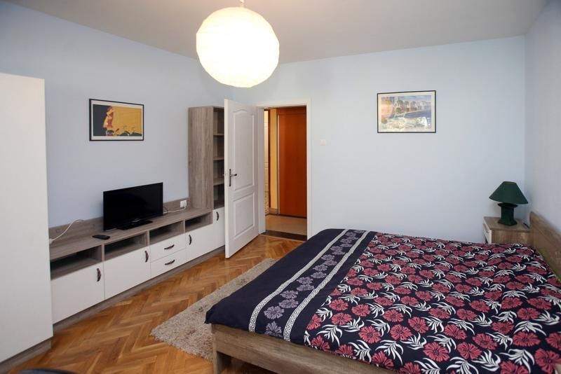 Дава се под наем Тристаен апартамент в София, Център - 140 кв.м за 1150 € - Снимка #10