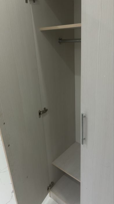 Шкаф для одежды молочного цвета шкаф