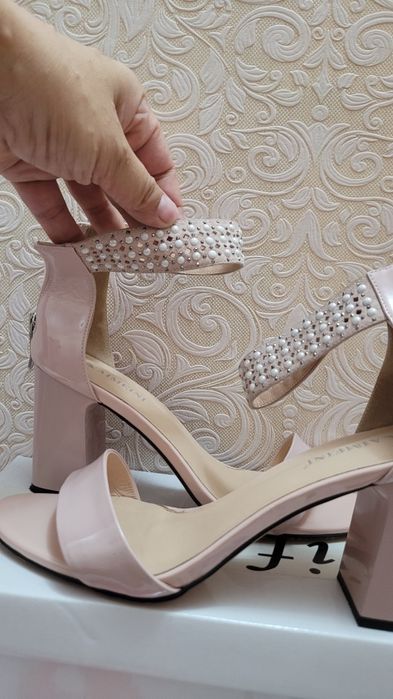 Продам Босоножки