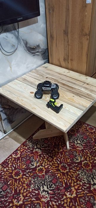 Стол не большой из дерева.