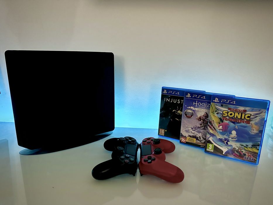 PS4 Slim aproape nou, la cutie | două manete și 3 jocuri incluse