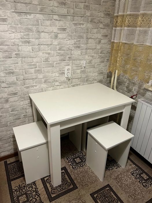 Кухонный обеденный стол