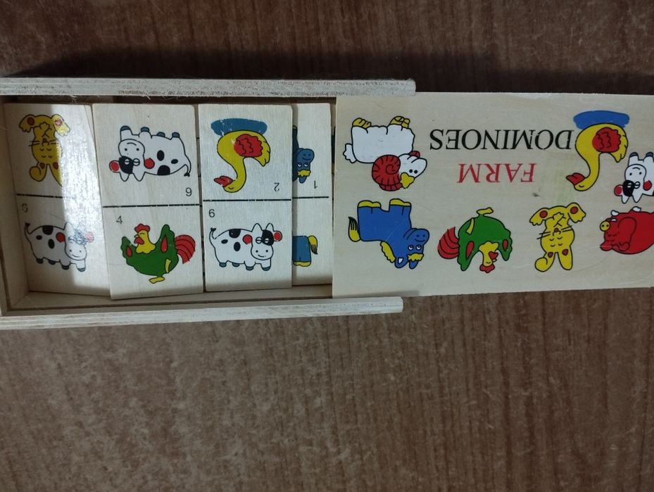 Играчки, някои са нови.