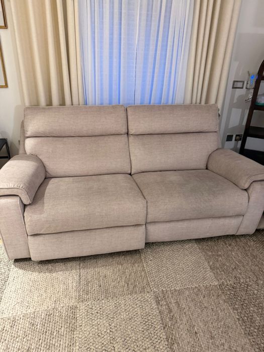 Canapea cu recliner.