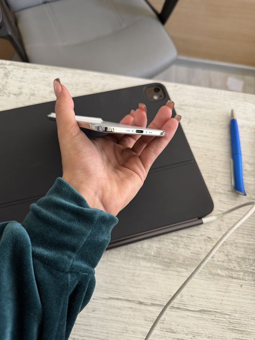 IPHONE AIR с една година гаранция към А1