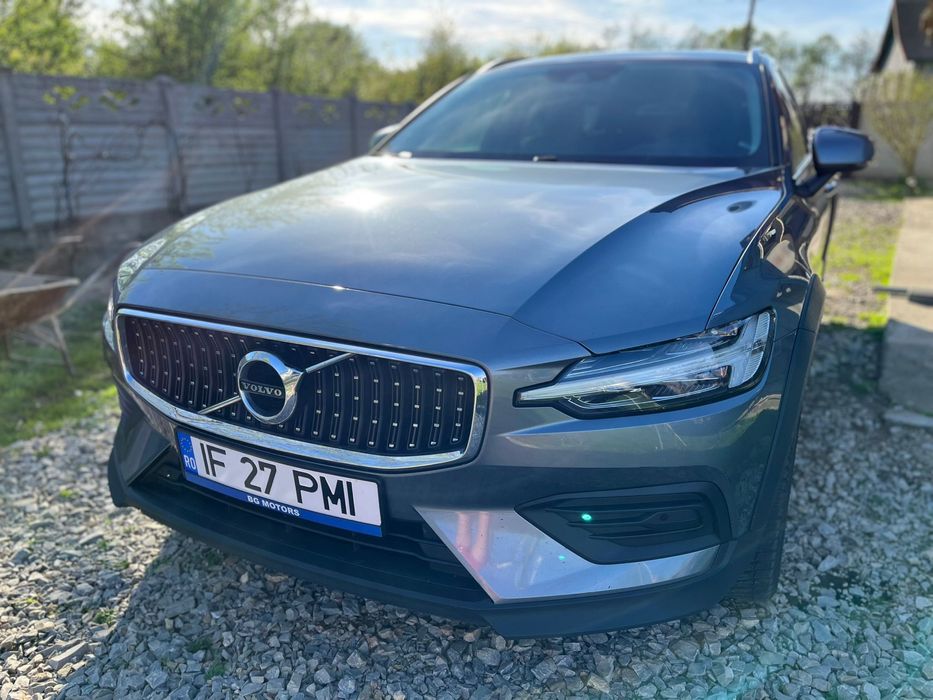 Volvo V60 Cross Country D4 AWD • Momentum Pro • 2020
