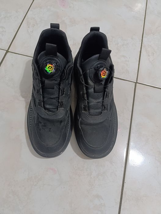 Продам осенние кроссовки