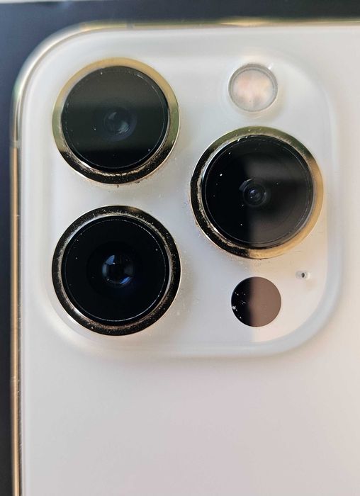 iPhone 13 Pro Gold 128GB – Impecabil (fără zgârieturi) + încărcător complet + 7 huse cadou