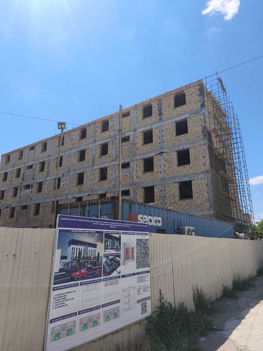 Продаются квартиры и магазины в центре Кагана вдоль дороги.