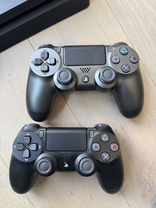 PlayStation 4 PS4 Slim + 2 controllere + jocuri FIFA