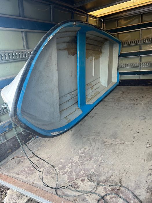 Продавам рибарска лодка