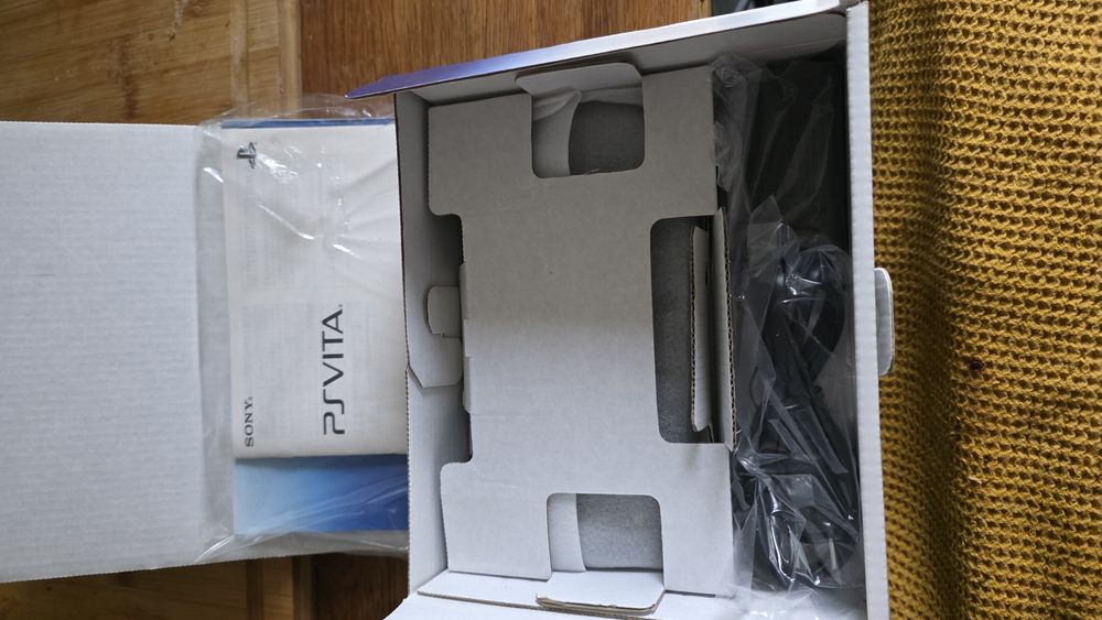 Playstation Vita 2000, Modat, 1500 jocuri, 10 in 1 + Cutie